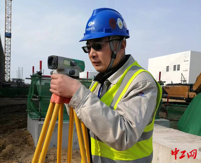 9月1日,张吉伟在工程现场进行勘察工作。中核电集团公司供图